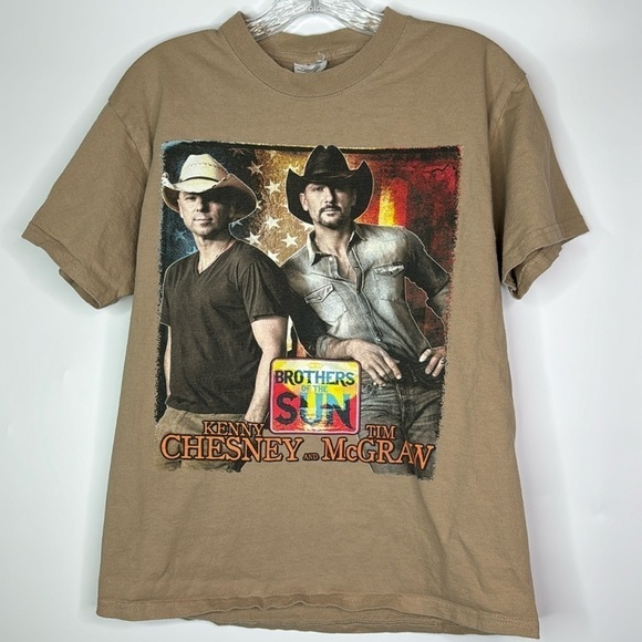 Kenny Chesney Tim McGraw Brothers In The Sun Tshirt Medium 2012 - Picture 1 of 5